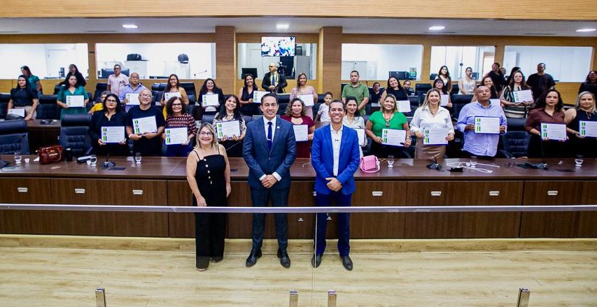 foto de capa da notícia com o título Sessão proposta por Eyder Brasil homenageia orientadores educacionais de Rondônia