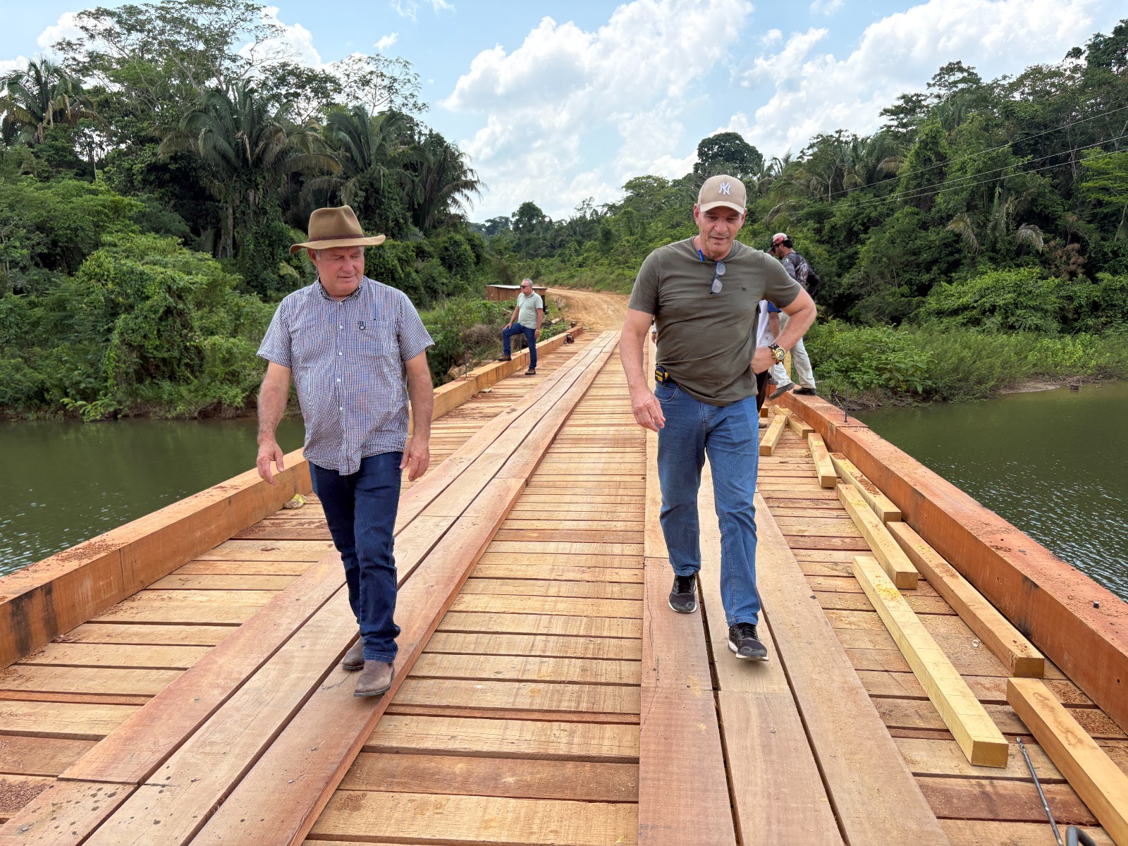 foto da notícia com o título Pedro Fernandes acompanha obras do DER na Ponte do Cabeça, na RO-010