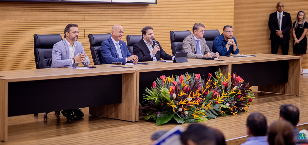 foto de capa da notícia com o título Deputados recebem lideranças municipais para tratar atualização do FITHA
