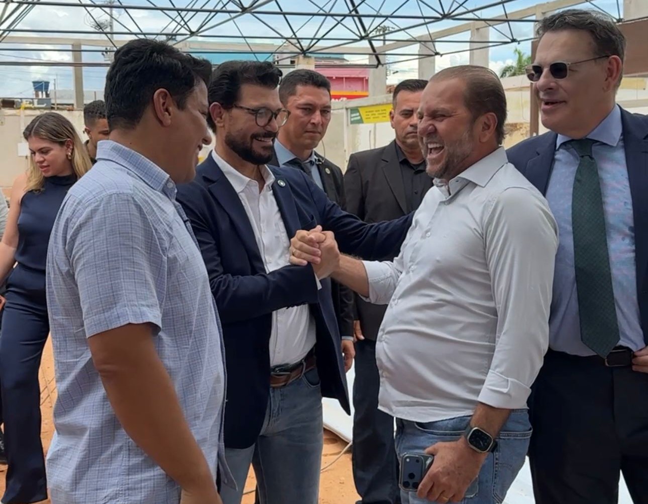 foto da notícia com o título Cirone Deiró acompanha obras da nova rodoviária de Cacoal