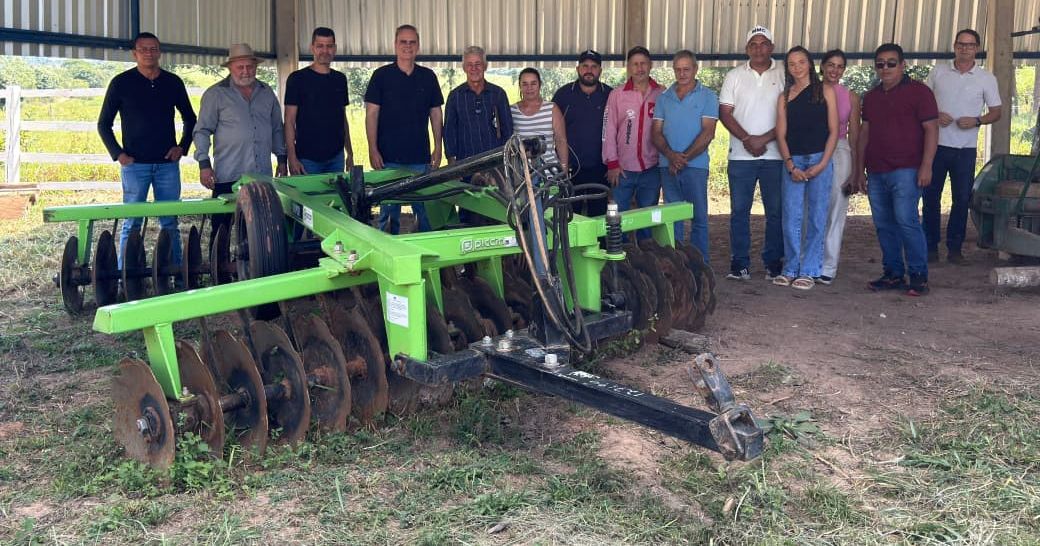 foto da notícia com o título Alan Queiroz viabiliza grade niveladora no valor de R$ 68 mil para associação rural em Alvorada do Oeste