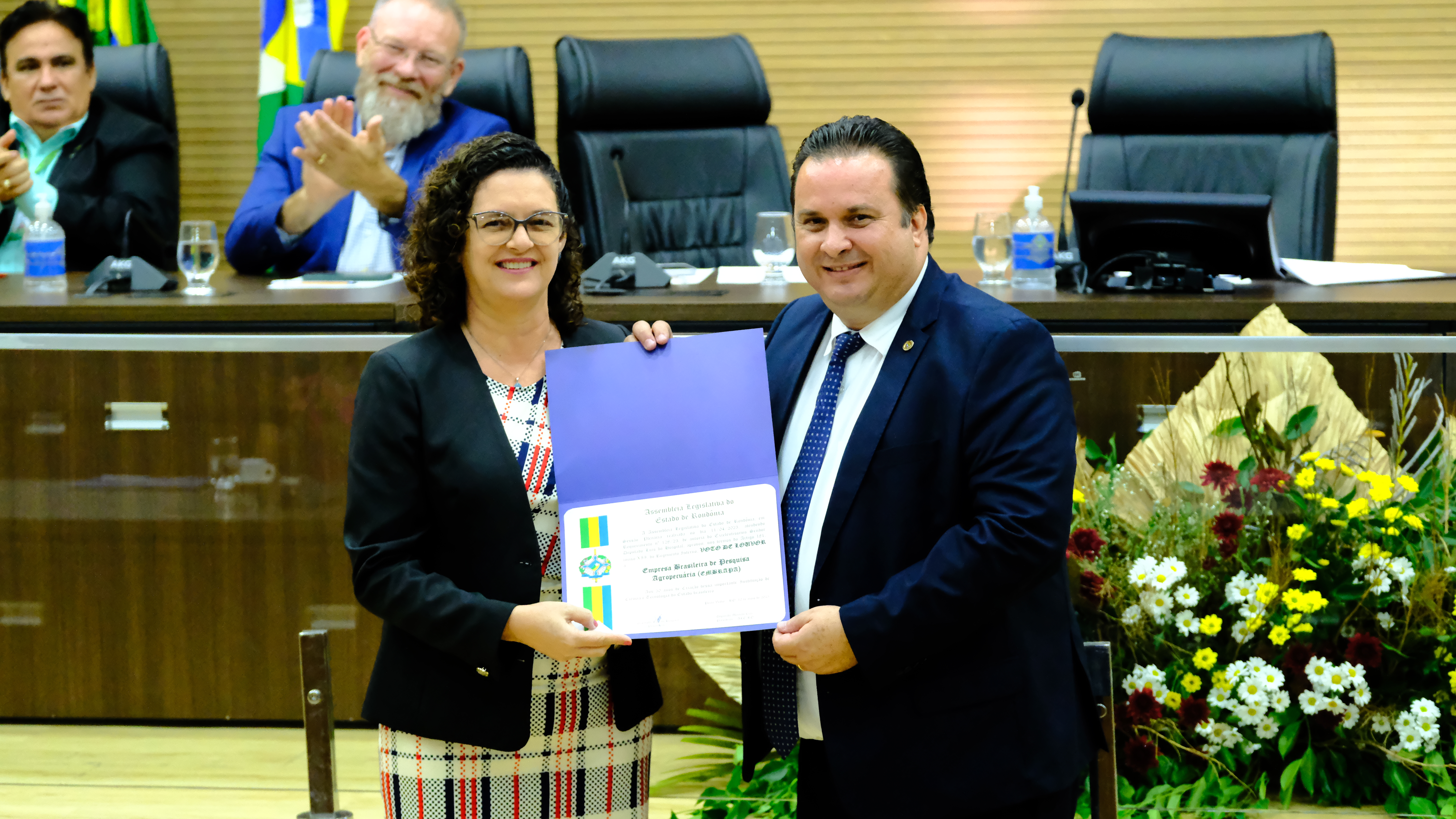 Alero presta homenagem a produtores de cacau e ao aniversário da Embrapa