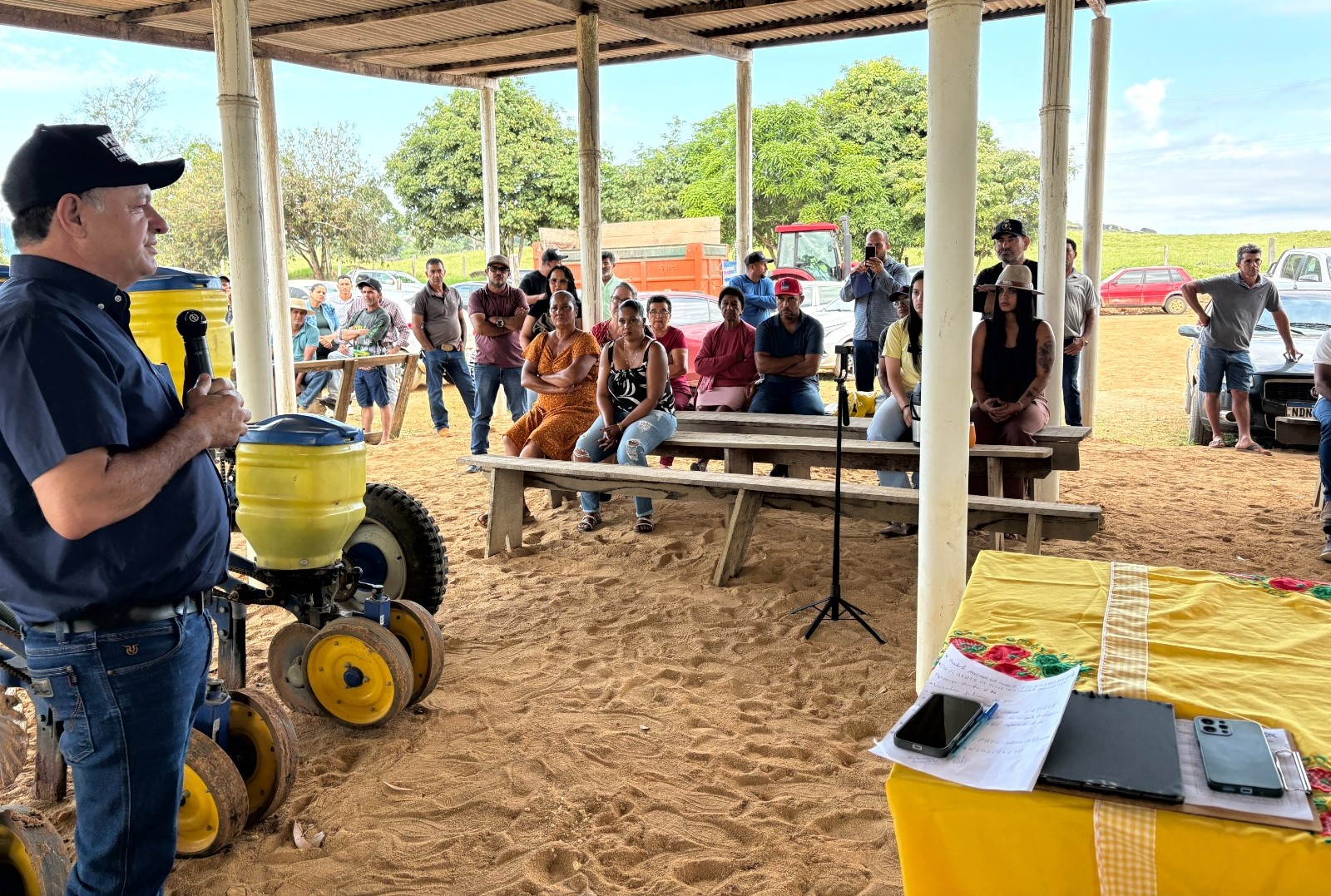 foto de capa da notícia com o título Associação de Campo Novo recebe implementos agrícolas com recurso do deputado Pedro Fernandes