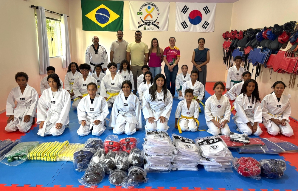 foto da notícia com o título Deputada Cláudia de Jesus particpa da entrega de kimonos ao projeto Sonho Meu em Ji-Paraná