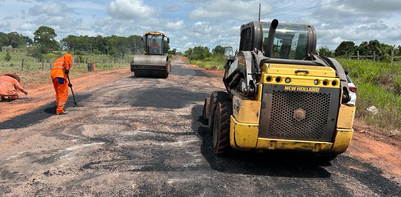 foto de capa da notícia com o título Rodovia RO-479 recebe recuperação do DER após indicação do deputado Jean Oliveira