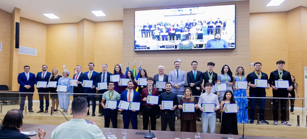foto de capa da notícia com o título Alero entrega título honorífico e votos de louvor a profissionais do setor de seguros e à Academia Mestre Streit
