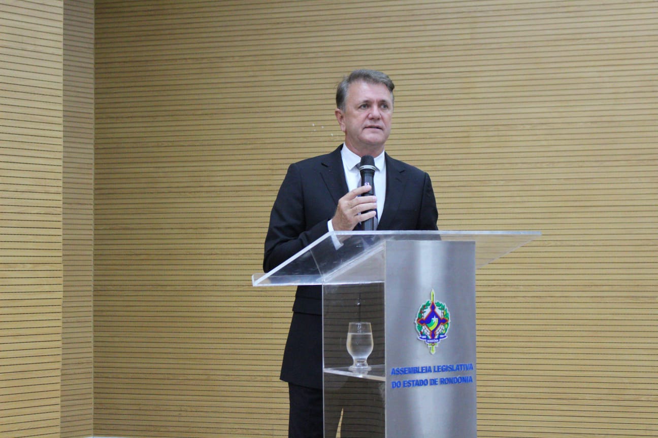 foto da notícia com o título Luizinho Goebel indica disponibilização de três ônibus da Emater para Colorado do Oeste