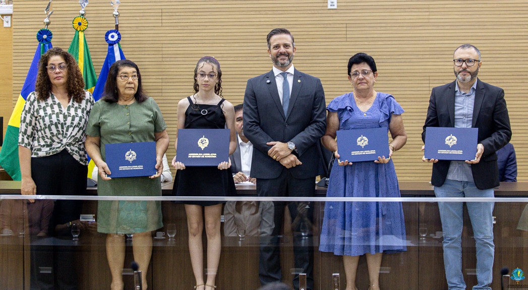 foto de capa da notícia com o título Deputado Delegado Lucas conduz sessão solene com títulos honoríficos in memoriam e homenagem à equipe da AMI