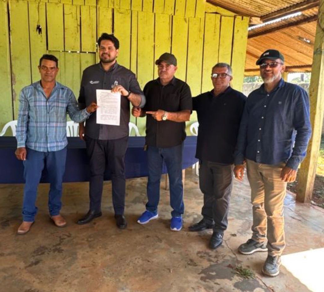 foto da notícia com o título Barracão construído com emenda do deputado Jean Oliveira fortalece produtores em Seringueiras