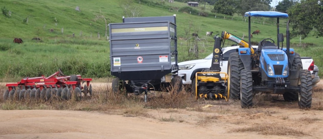 foto da notícia com o título Ismael Crispin  viabiliza equipamentos para produtores em Campo Novo de Rondônia
