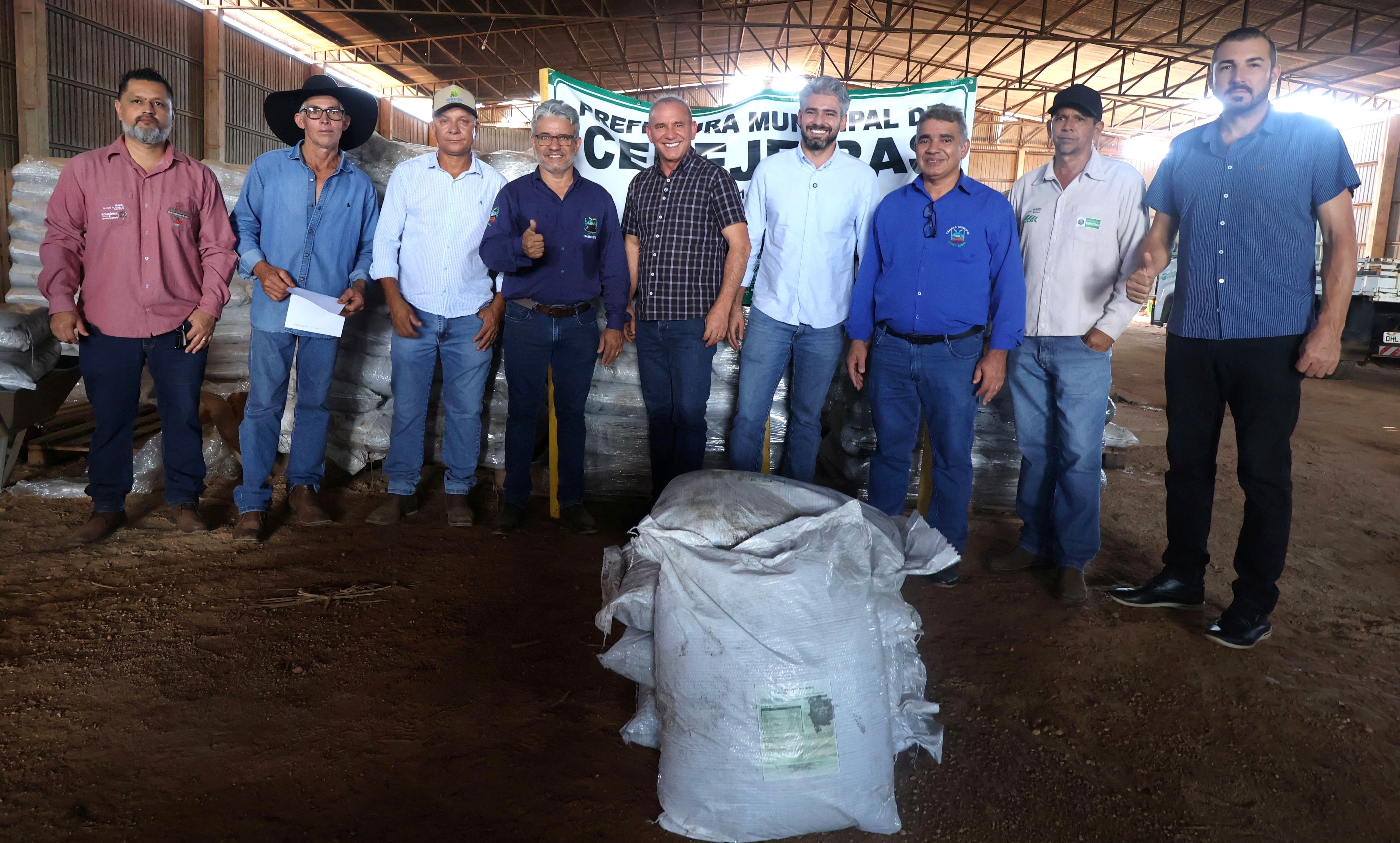 foto de capa da notícia com o título Ezequiel Neiva garante entrega de mais de 15 toneladas de adubo para produtores rurais de Cerejeiras