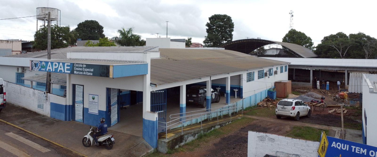 foto da notícia com o título Ezequiel Neiva celebra avanços nas obras da piscina aquecida na APAE de Colorado do Oeste