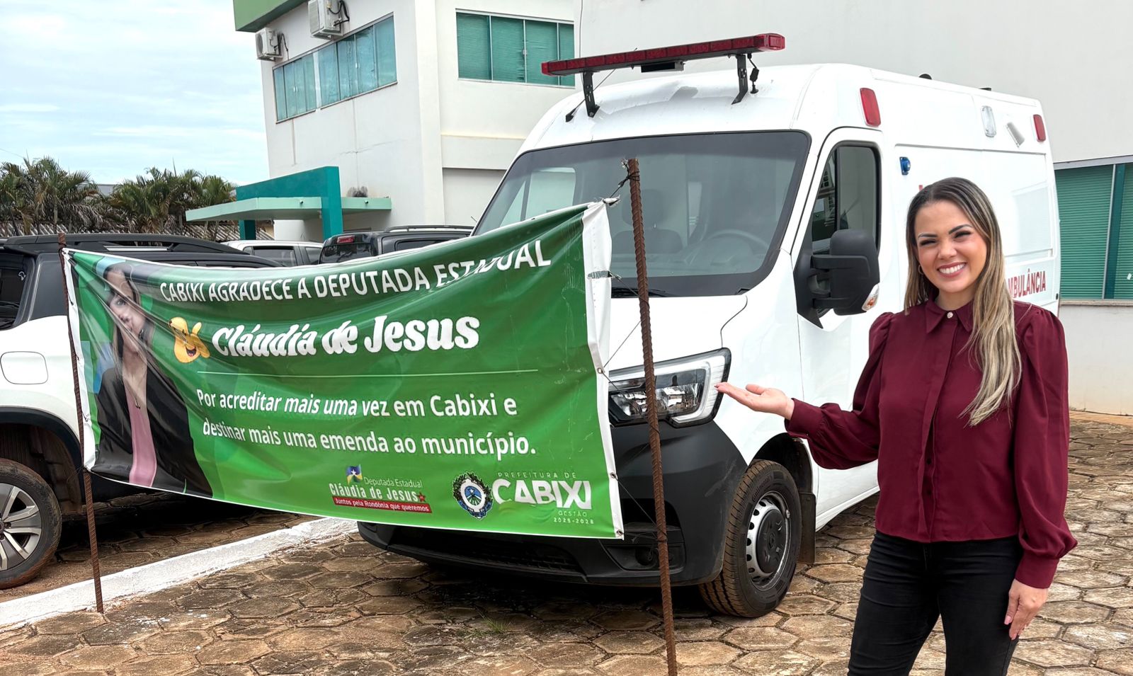 foto da notícia com o título Cabixi recebe ambulância e Cláudia de Jesus destaca compromisso com a saúde