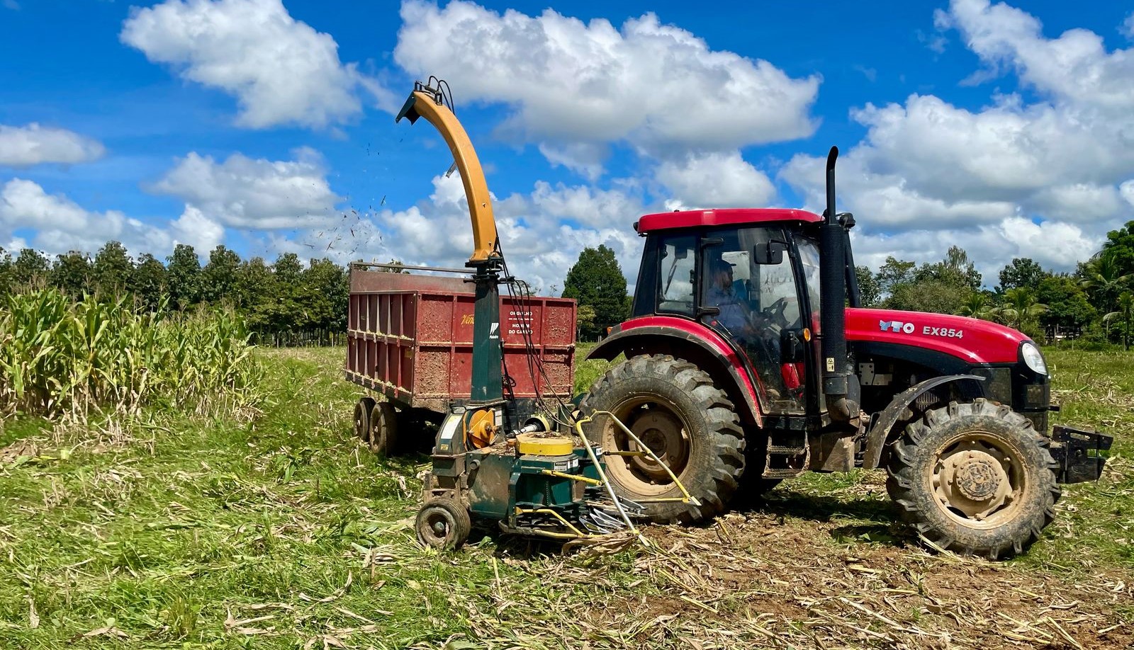 foto de capa da notícia com o título Deputado Laerte Gomes garante trator para a Associação dos Pequenos Agricultores Bom Futuro