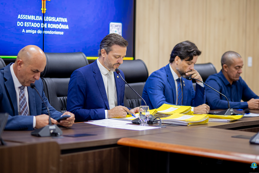 foto de capa da notícia com o título CCJR retoma reuniões com discussão e aprovação de projetos