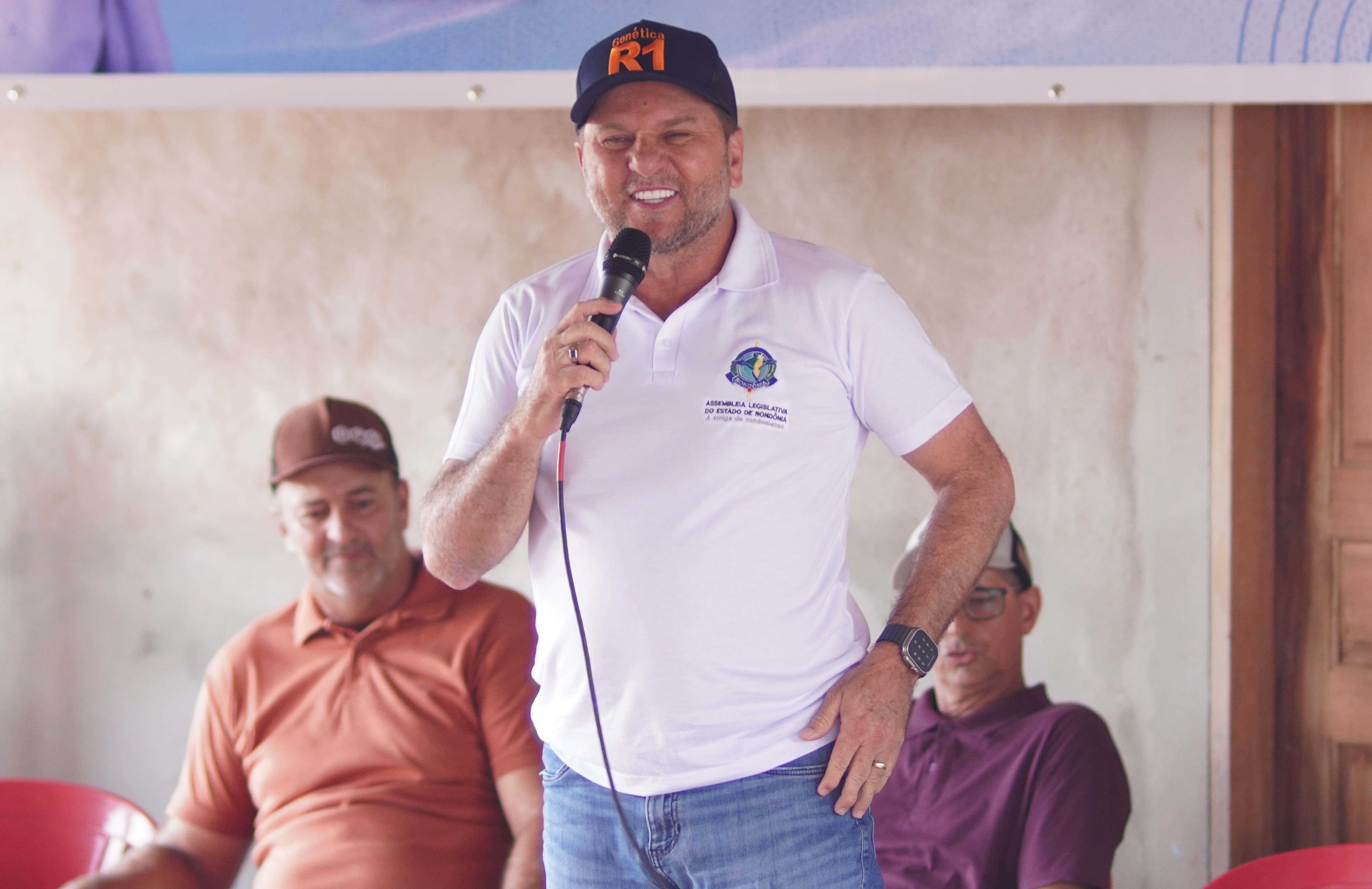 foto da notícia com o título Associações de Santa Luzia e Espigão do Oeste recebem implementos com apoio de Cirone Deiró