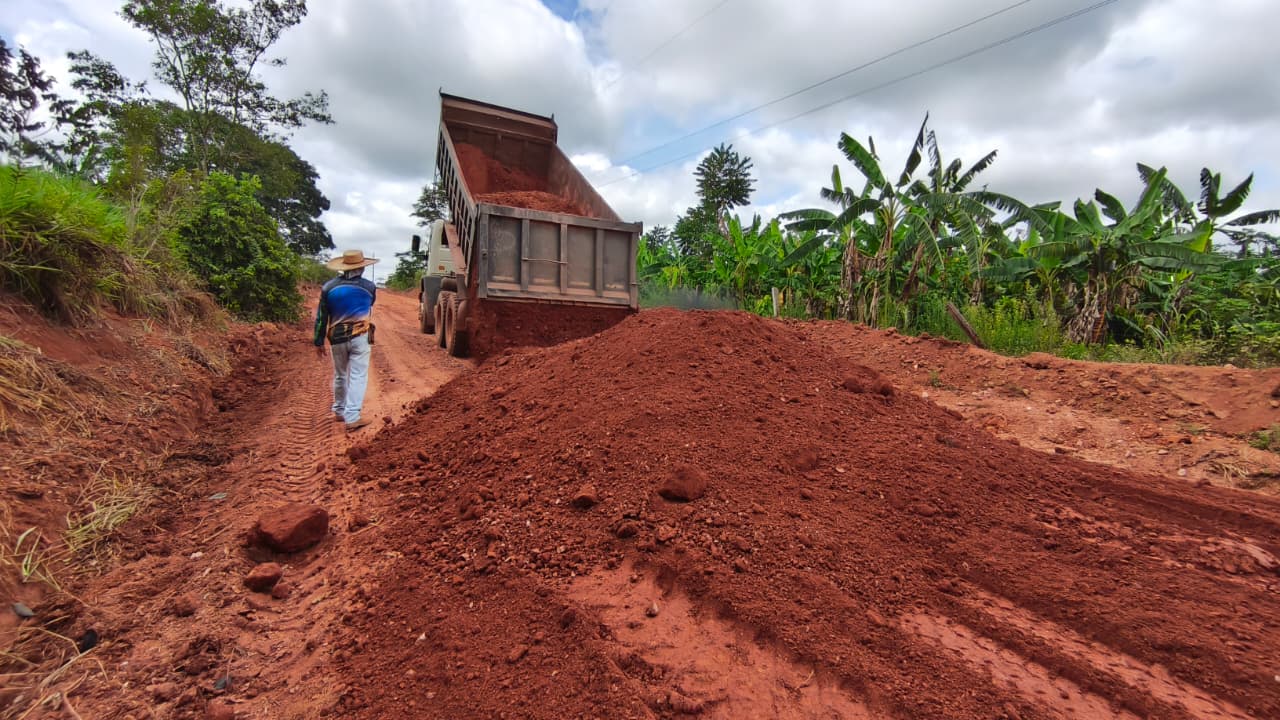 foto de capa da notícia com o título Encascalhamento da RO-489 em São Felipe do Oeste avança com emenda do deputado Ezequiel Neiva