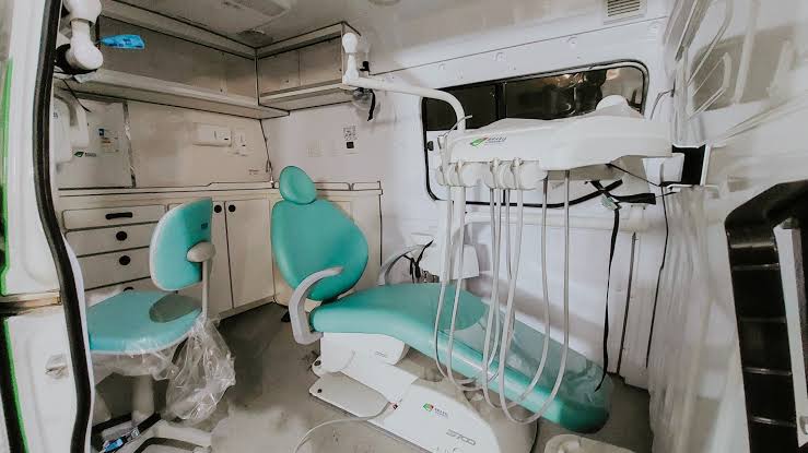 foto de capa da notícia com o título Van odontológica é entregue a São Francisco do Guaporé por emenda da deputada Lebrinha