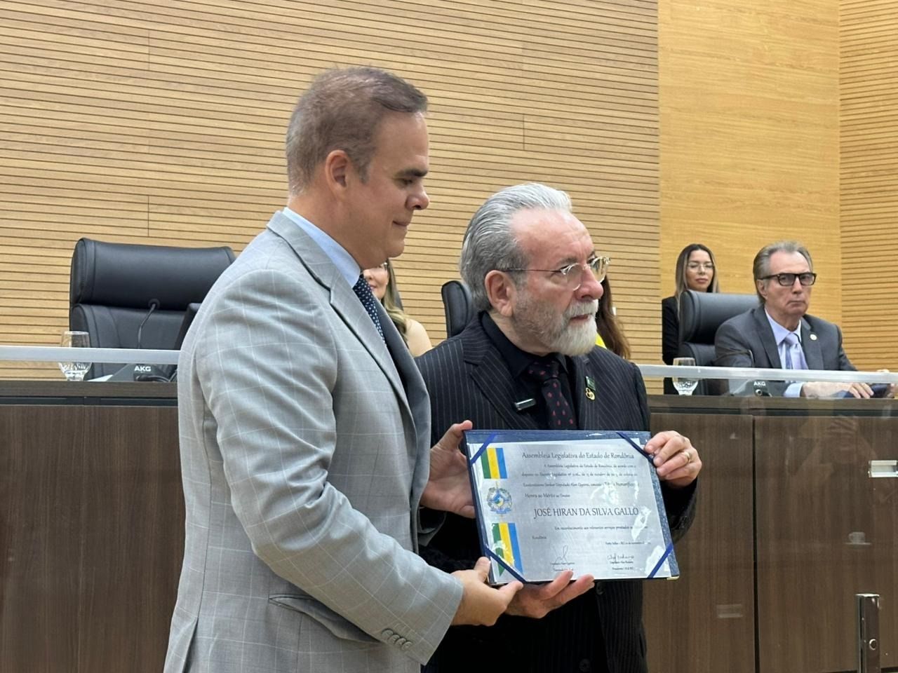foto da notícia com o título Deputado Alan Queiroz realiza sessão solene e homenageia Dr. José Hiran Gallo com Título de Honra ao Mérito