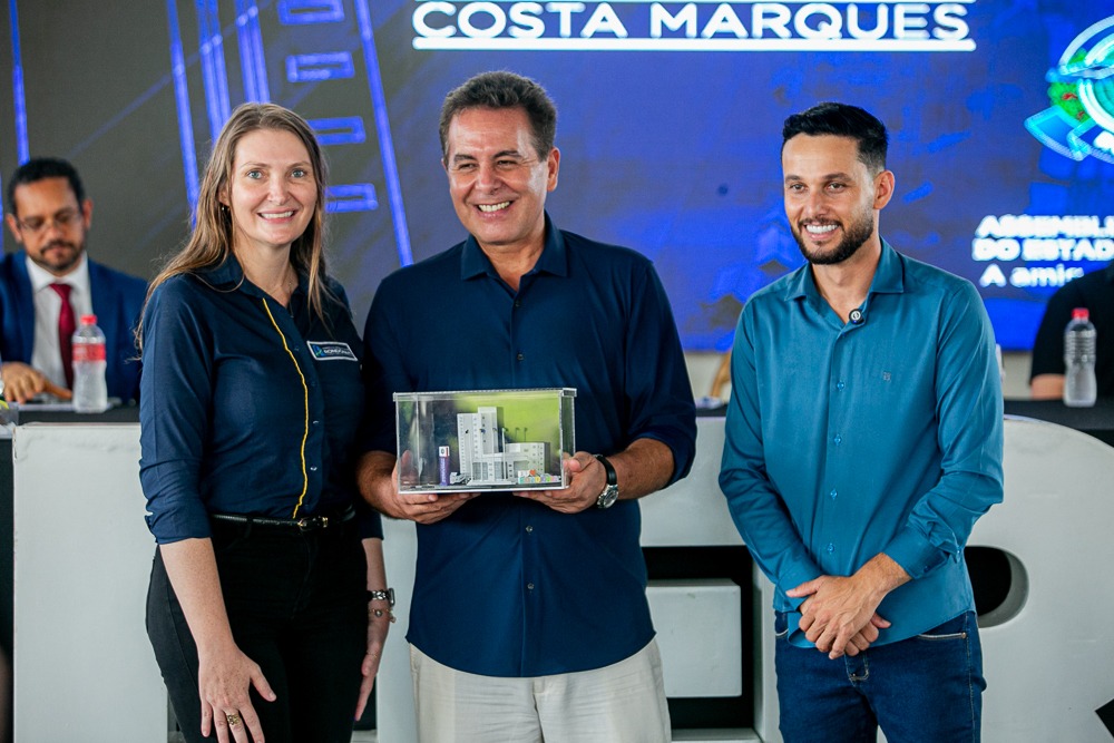 foto de capa da notícia com o título Deputada Gislaine Lebrinha preside sessão solene em homenagem aos pioneiros e lideranças do município de Costa Marques