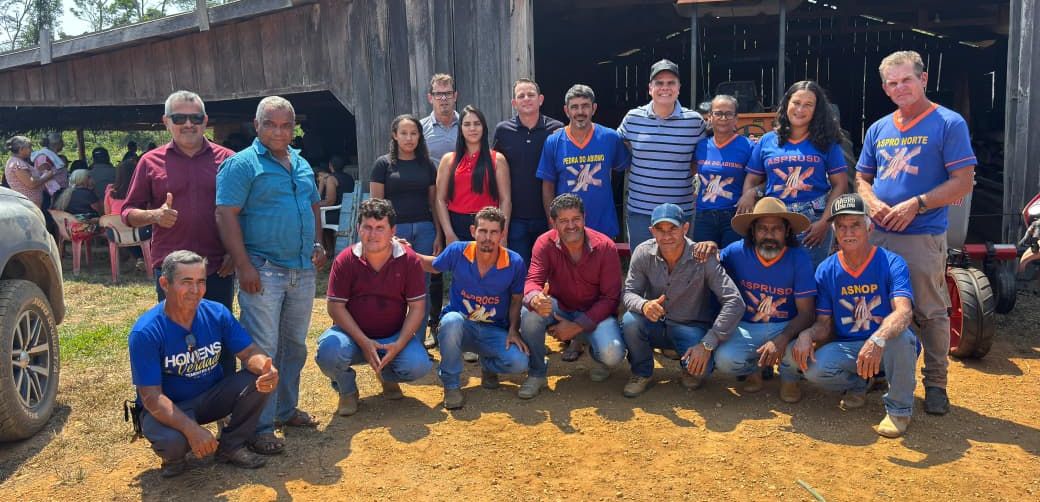 foto de capa da notícia com o título Alan Queiroz entrega plantadeira para Associação dos Produtores do P.A São Domingos, em Buritis