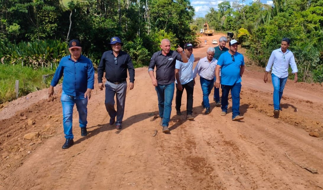 foto de capa da notícia com o título Ezequiel Neiva vistoria rebaixamento de morros em travessão no PA Belo Horizonte, em Machadinho