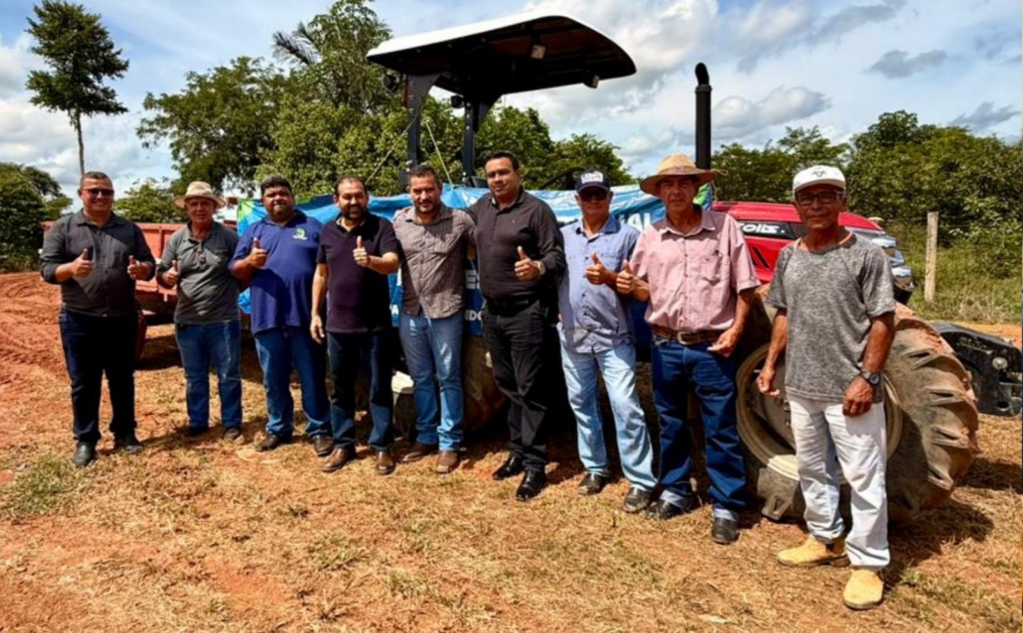 foto de capa da notícia com o título Laerte Gomes participa da entrega de trator para associação de produtores rurais em Vale do Anari