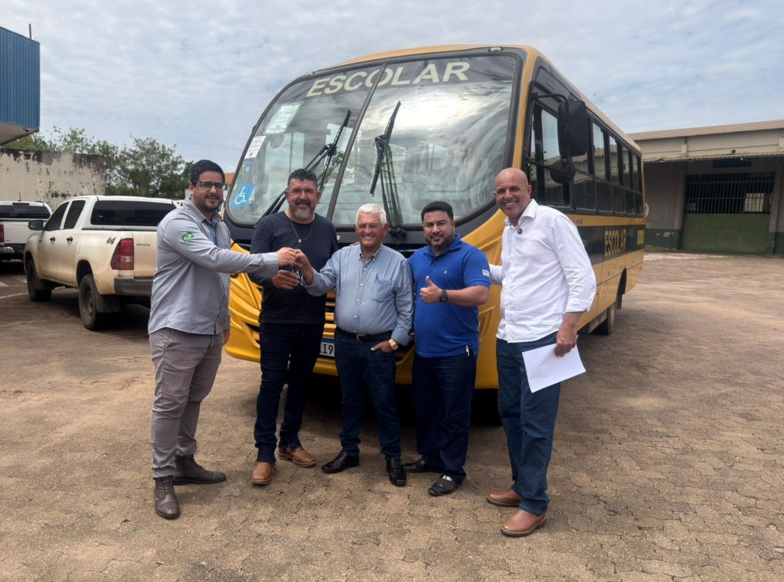 foto de capa da notícia com o título Ismael Crispin garante dois ônibus escolares e fortalece o transporte de alunos em Cacaulândia no início do ano letivo