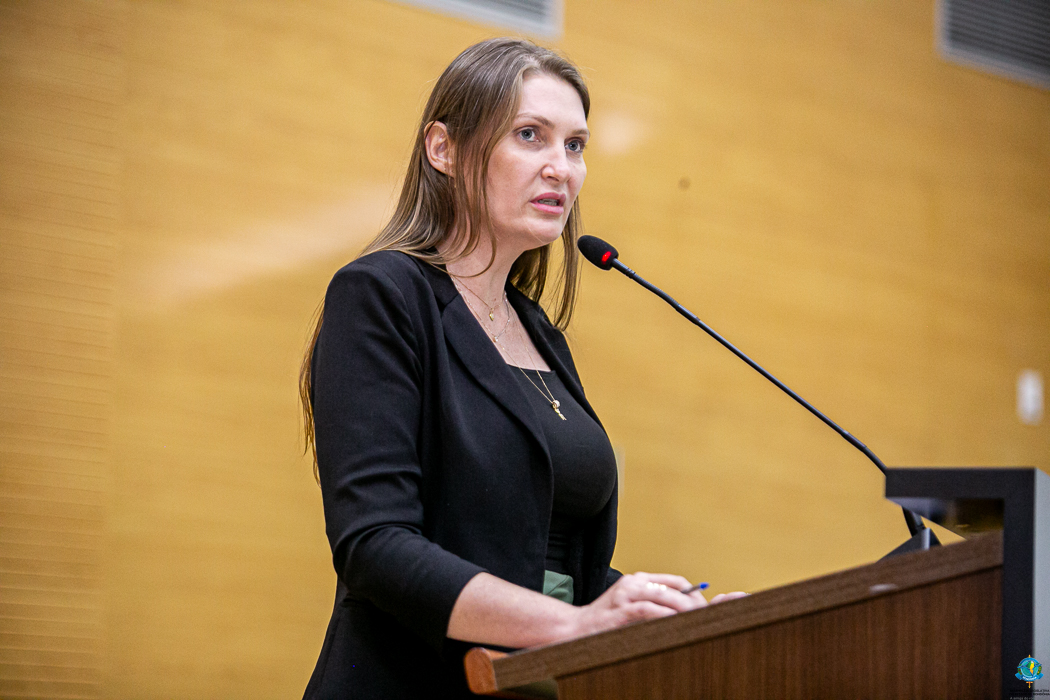 foto de capa da notícia com o título Pimenteiras do Oeste recebe R$ 100 mil por meio da deputada Gislaine Lebrinha