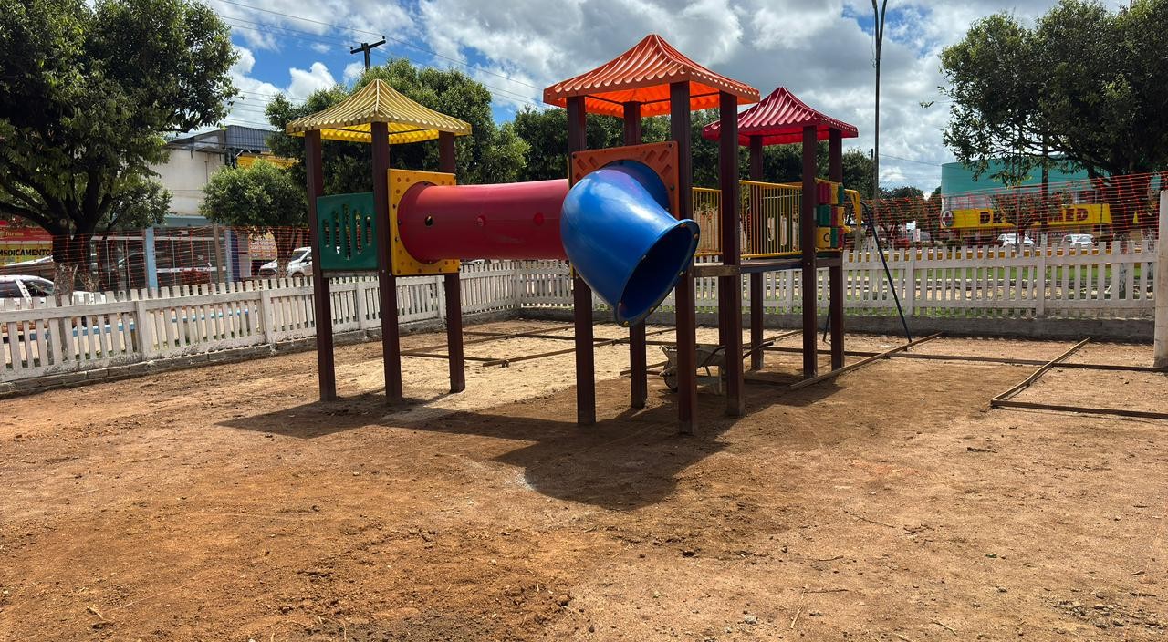 foto da notícia com o título Alan Queiroz destina R$ 30 mil para piso do espaço infantil da Praça Jonas Ferreti, em Buritis
