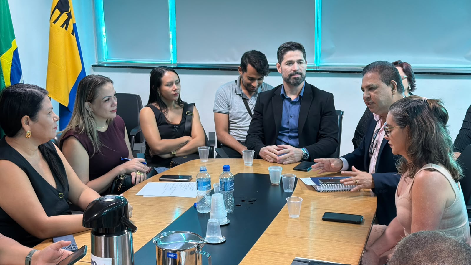 foto da notícia com o título Cláudia de Jesus se reúne com secretário interino da Seduc e apresenta demandas da educação em RO