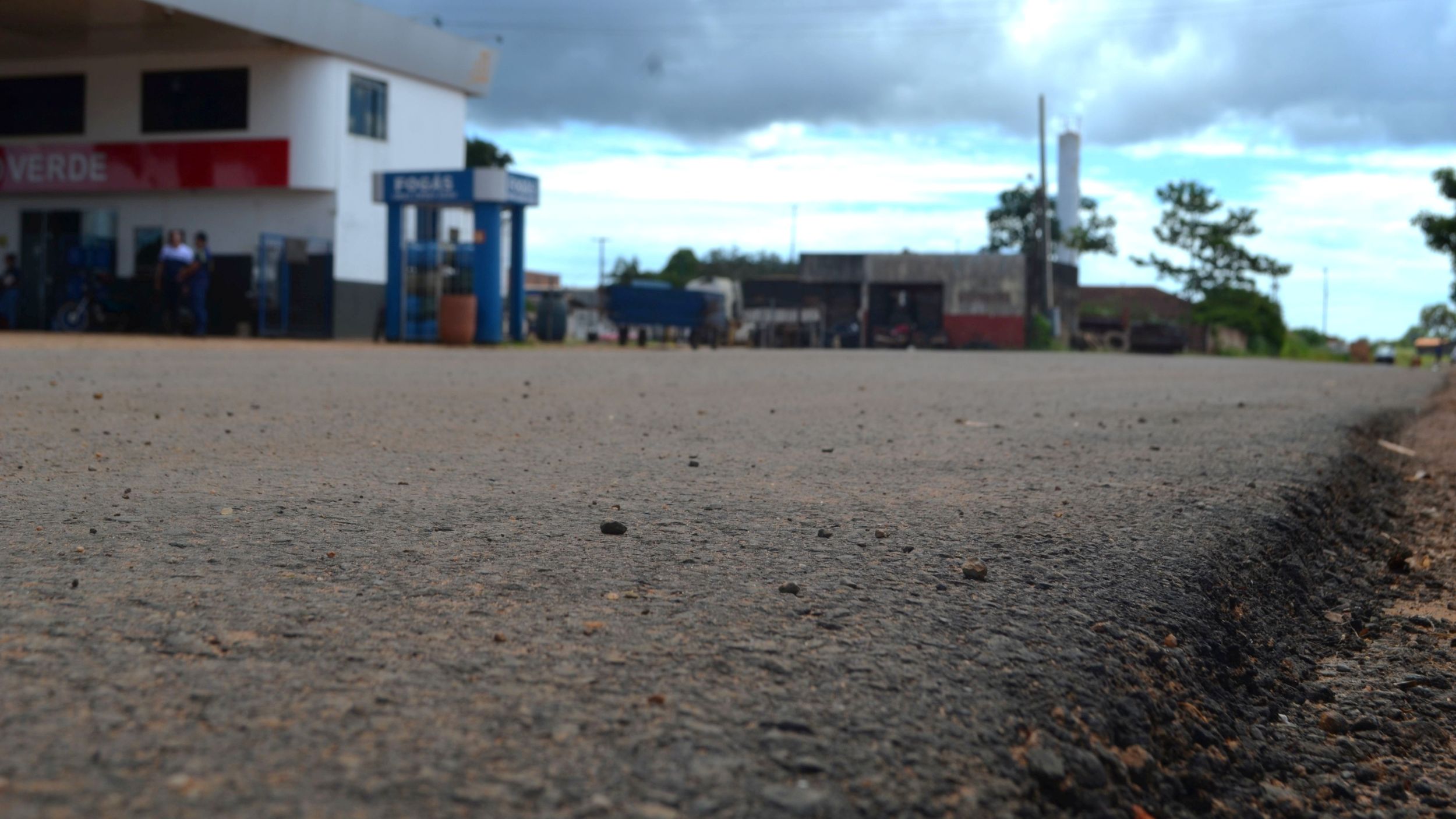 foto de capa da notícia com o título Rua Léo Rolim é asfaltada em Vilhena com investimento do deputado Ezequiel Neiva