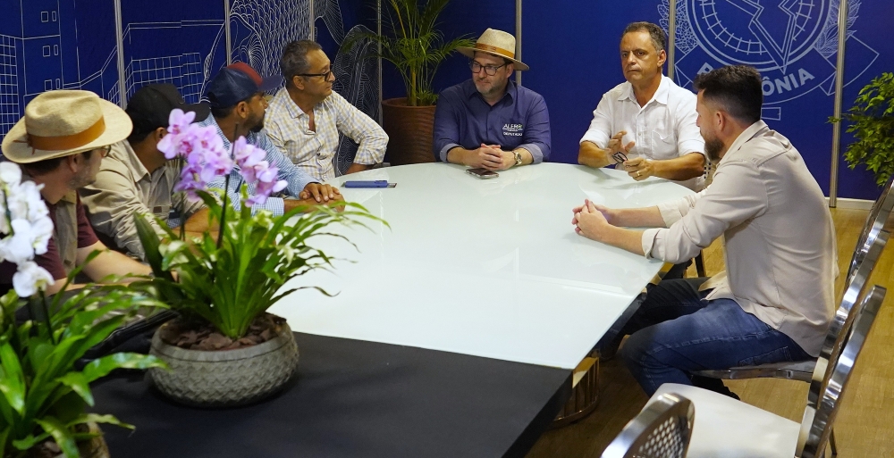 foto da notícia com o título Alex Redano recebe moradores do Soldado da Borracha para discutir andamento de ADI e estudo ambiental