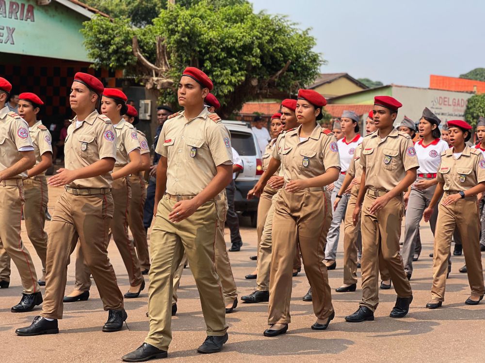 foto de capa da notícia com o título Novos uniformes chegam a alunos do Colégio Tiradentes em Rolim de Moura com recurso da deputada Dra. Taíssa