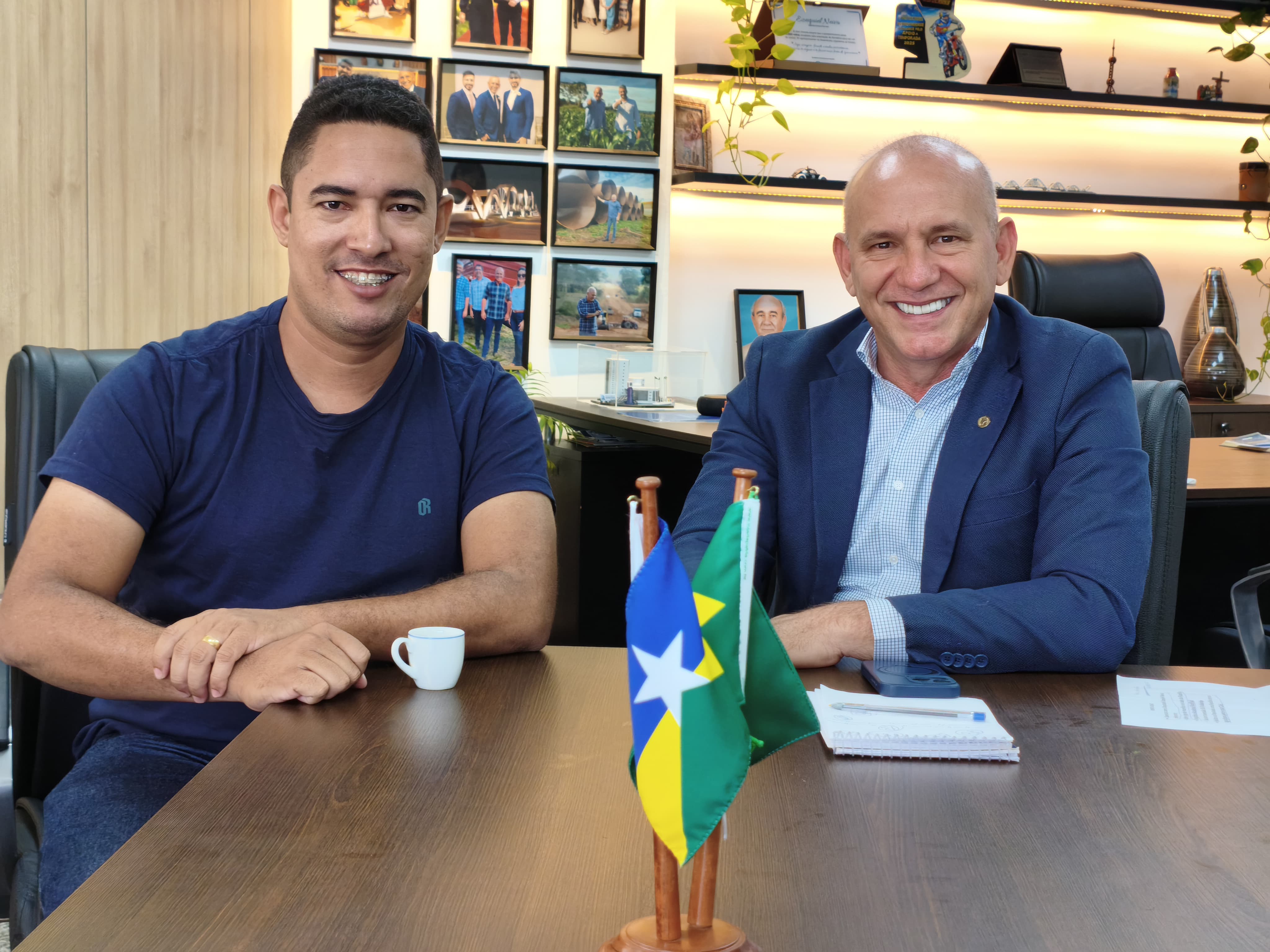 foto de capa da notícia com o título Theobroma é contemplada com nova retroescavadeira por meio de atuação do deputado Ezequiel Neiva