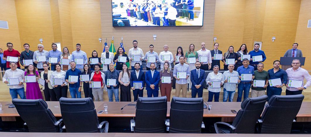 foto de capa da notícia com o título Laerte Gomes homenageia servidores do DER-RO e entrega Título de Cidadão Honorário ao coronel Eder Fernandes