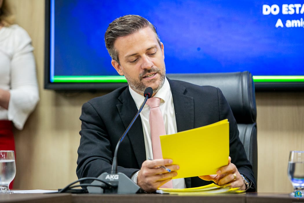 foto de capa da notícia com o título Delegado Lucas indica obras urgentes de pavimentação para o distrito de Três Coqueiros