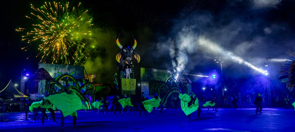 foto de capa da notícia com o título Boi Malhadinho encanta público, exalta a cultura amazônida, mas apresentação é interrompida pelas fortes chuvas em Guajará-Mirim