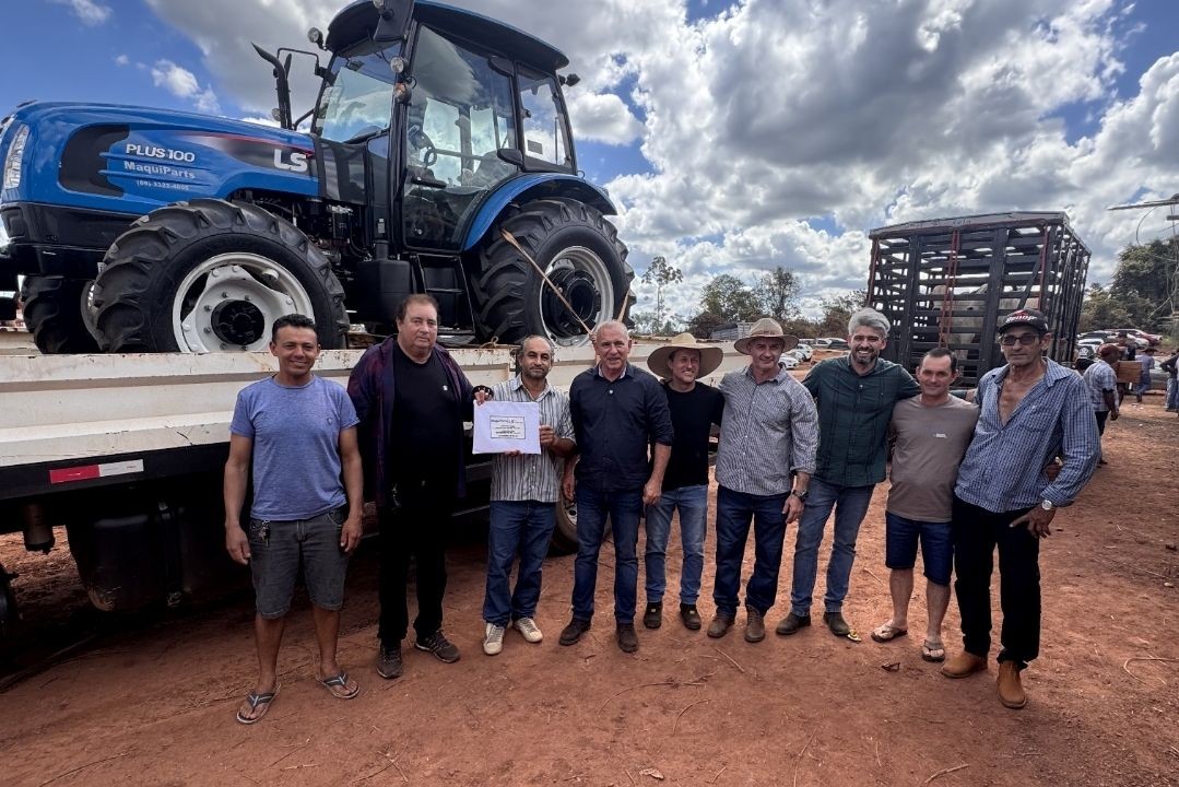 foto da notícia com o título Ezequiel Neiva fortalece produção agrícola com investimento em trator para comunidade Portelinha, em Alta Floresta