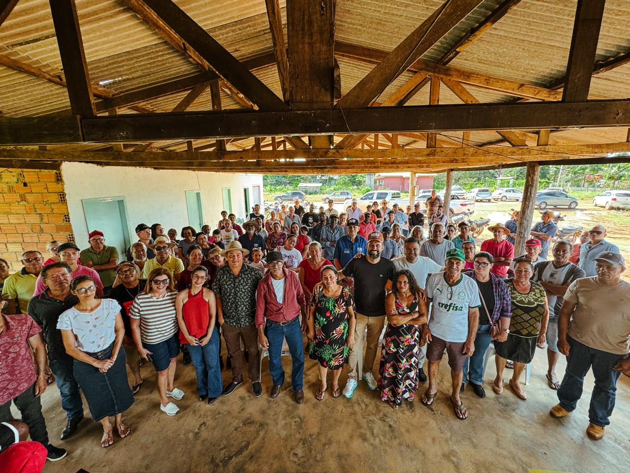 foto da notícia com o título Deputado Nim Barroso visita Associação União da Vitória e ouve produtores rurais em Vilhena