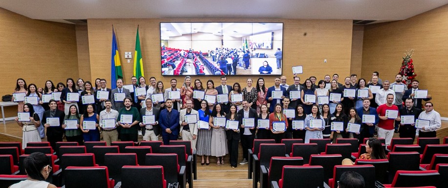 foto de capa da notícia com o título Cláudia de Jesus homenageia Sinjur e destaca papel de conciliadores e mediadores em sessão solene